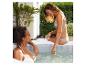 Deux femmes profitant d'un jacuzzi extérieur, l'une ajustant les commandes.