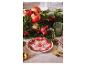 Décoration de table de Noël avec des assiettes rouges, des couverts dorés et des verres.