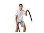 Homme en t-shirt blanc et short gris utilisant des cordes de combat.