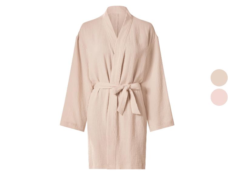 Peignoir en mousseline rose clair avec ceinture à nouer, présenté avec deux échantillons de couleur.