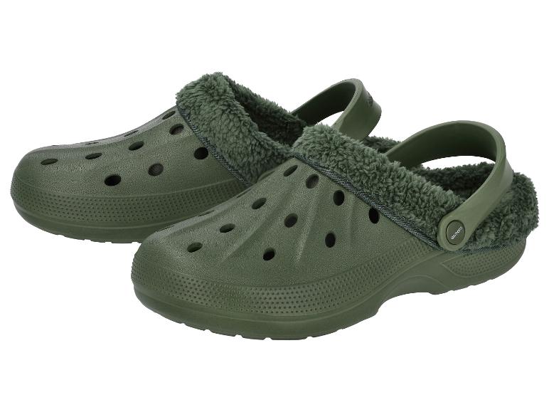Une paire de sabots verts doublés de fourrure, vus en angle.