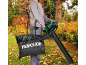 Homme avec souffleur de feuilles et sac de ramassage dans un jardin d'automne.
