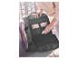 Un sac à dos gris avec de nombreuses poches, ouvert pour montrer l'intérieur.