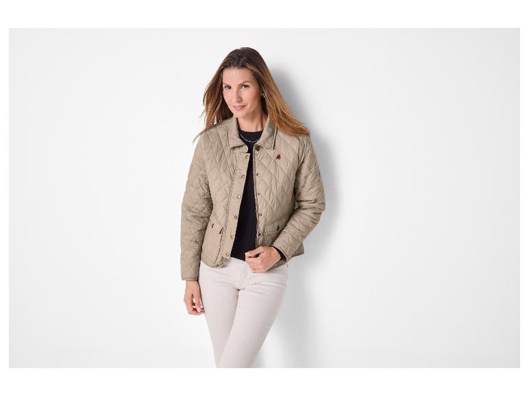 Femme en veste matelassée beige et pantalon blanc.