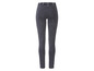 Un jean skinny noir avec un effet délavé