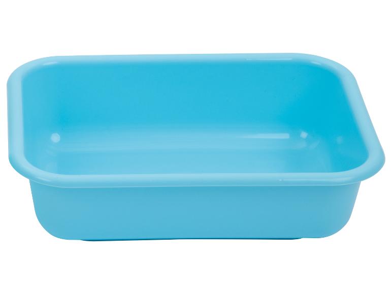 Un évier en plastique bleu clair.