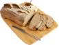 Pain de campagne tranché avec beurre et confiture sur une planche en bois.
