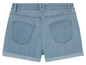 Short en jean bleu clair avec ourlet retroussé.