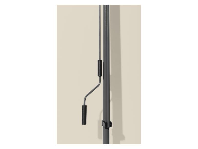 Détail de la manivelle de parasol avec poignée noire et poteau gris.