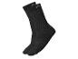 Une paire de chaussettes de sport noires avec des détails gris et un motif tissé.