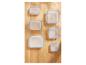 Ensemble de récipients de stockage en plastique transparent avec couvercles bleus sur une surface en bois.