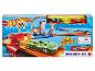 Set Hot Wheels Mega Rally™ avec une voiture verte qui passe par une boucle.
