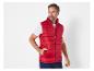 Un homme porte une veste matelassée rouge