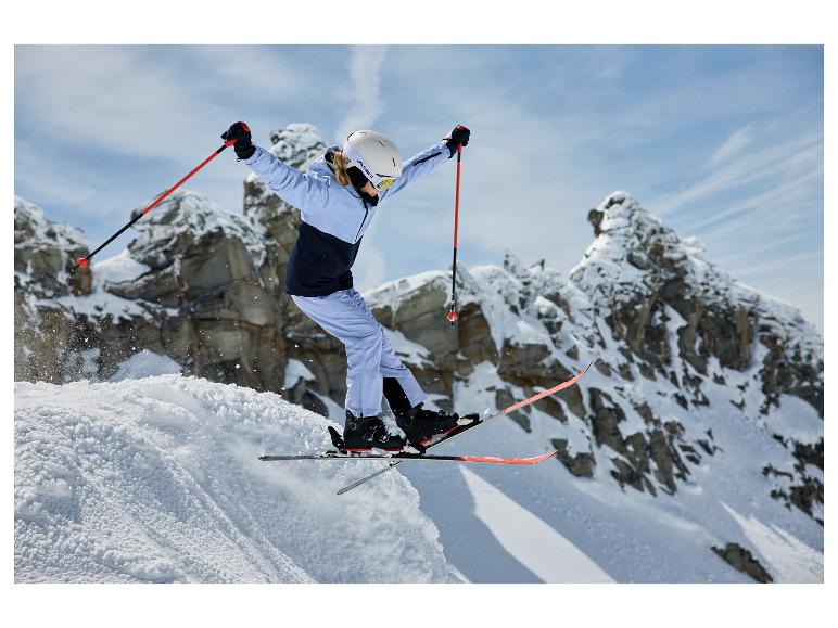 Skis et équipement de ski sur une pente de montagne enneigée.