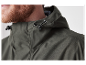 Gros plan sur une veste vert foncé à capuche.