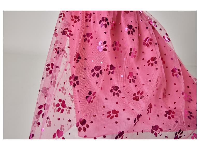 Une tutu rose avec des empreintes de pattes violettes.