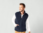 Un homme portant un gilet en polaire bleu marine