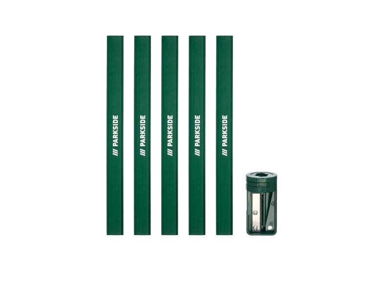 Cinq crayons de charpentier verts Parkside et un taille-crayon vert.