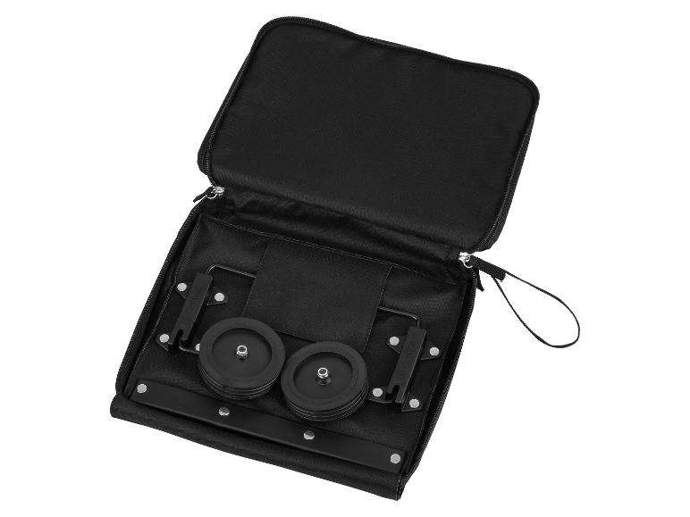 Sac noir zippé contenant un chariot de courses pliable avec des roues.