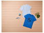 Deux t-shirts bleus à rayures et à l'effigie d'un requin.