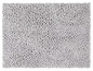 Un tapis de bain gris en éponge.