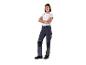 Femme portant un pantalon de travail Parksider avec des renforts.