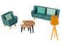Un canapé bleu, un fauteuil et une table basse avec une lampe jaune.