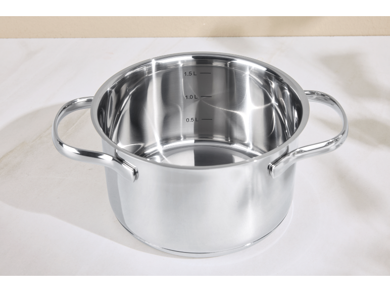 Casserole en acier inoxydable avec poignées et graduations internes.
