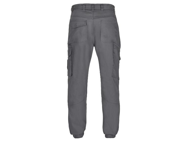 Pantalon cargo gris avec plusieurs poches.