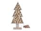 Un arbre de Noël en bois avec des décorations rondes en bois et un sac en jute.