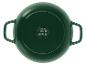 Cocotte verte avec poignées et symboles de compatibilité de cuisson sur le dessous