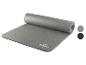 Un tapis de yoga gris Crivit enroulé.