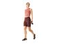 Femme marchant avec des vêtements de sport Puma : haut et short.