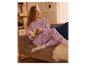 Femme sur un canapé avec un pull violet et un legging à imprimé léopard.