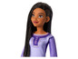 Une poupée avec de longs cheveux noirs, vêtue d'une robe violette.