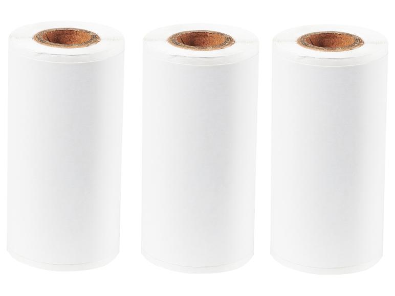 Trois rouleaux de papier blanc pour imprimante thermique.