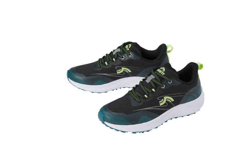 Une paire de baskets noires avec des accents verts et bleus.