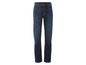 Un jean bleu foncé pour homme.