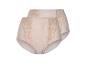 Deux paires de culottes beiges avec de la dentelle.