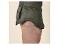 Vue latérale d'une personne portant une doudoune vert foncé et un pantalon marron.