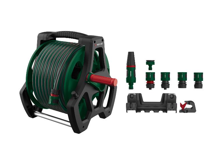 Tuyau d'arrosage Parkside sur dévidoir avec accessoires sur fond blanc.