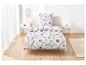 Parure de lit fleurie sur un lit dans une chambre claire.