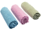 Trois serviettes en microfibre roulées de couleurs bleue, rose et vert clair.