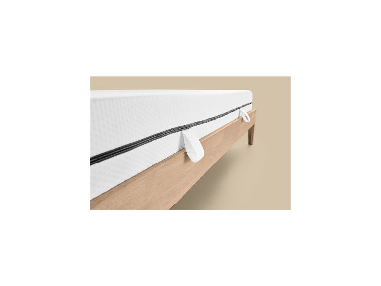 Matelas en mousse froide LIVARNO® Comfort Soft sur un cadre de lit en bois.