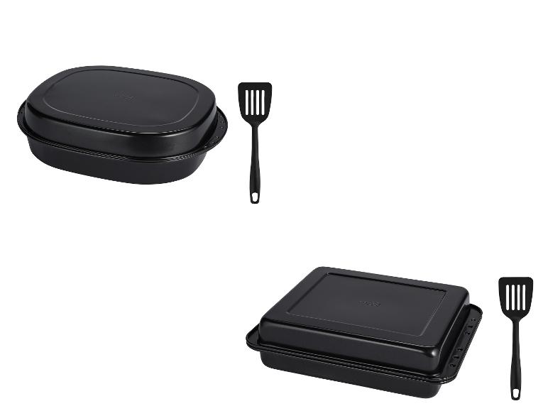 Deux moules à pâtisserie noirs avec une spatule.