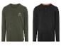 Deux t-shirts à manches longues, un vert avec un imprimé et un noir avec une poche.