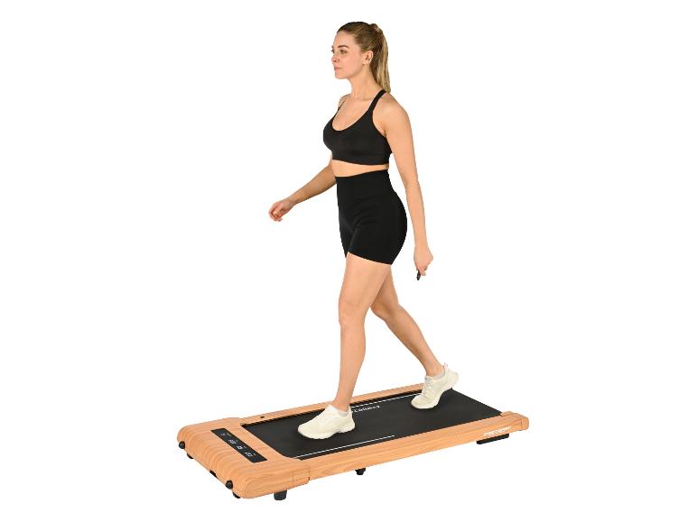 Femme marchant sur un tapis de course Christopeit