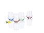Quatre verres colorés avec un fond bleu, rose, vert et transparent.