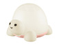 Une veilleuse blanche en forme de tortue avec des accents roses.