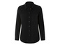 Une chemise noire à manches longues et à boutons.